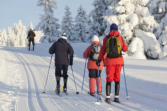 Langlauf skifahren in Schneelandschaft